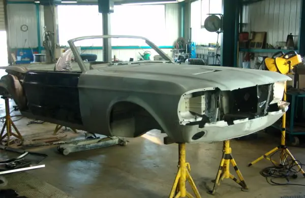 Rohkarosse eines Ford Mustang Cabrio auf Unterstellböcken während der Karosseriearbeiten