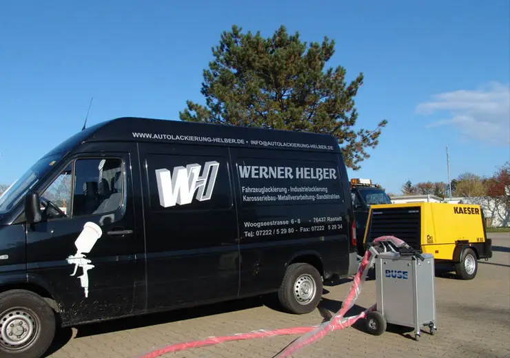 Firmenfahrzeug mit mobilem Kompressor und Strahlgerät für Sandstrahlarbeiten beim Kunden vor Ort